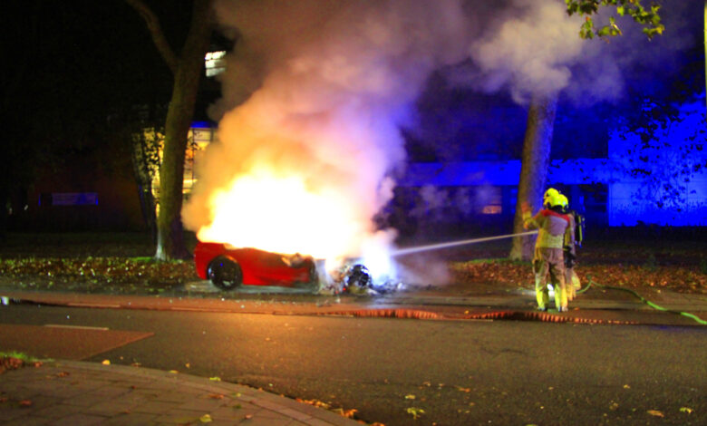 Twee voertuigen in brand gestoken met vermoedelijke brandstichting in Weert