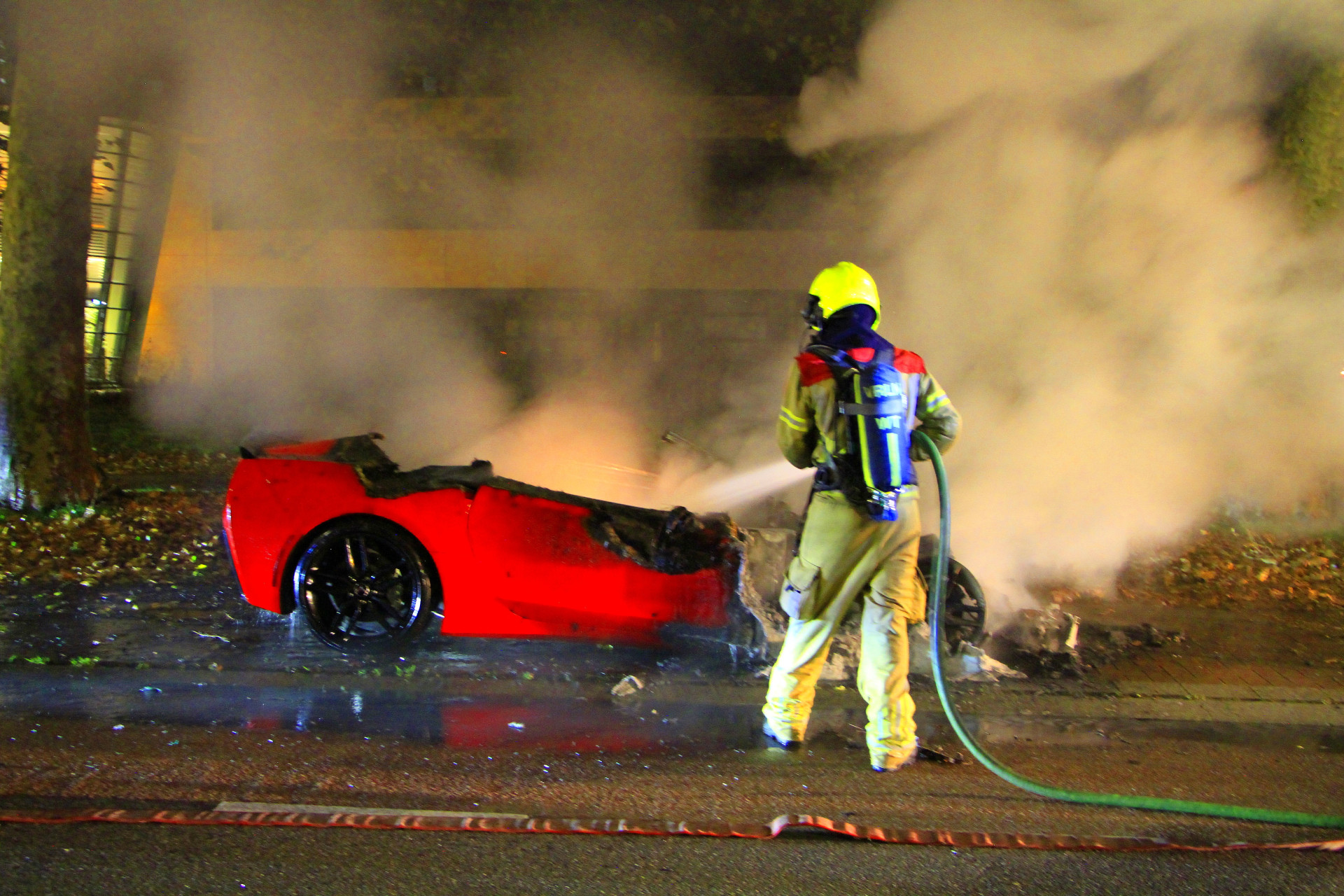 Twee voertuigen in brand gestoken met vermoedelijke brandstichting in Weert