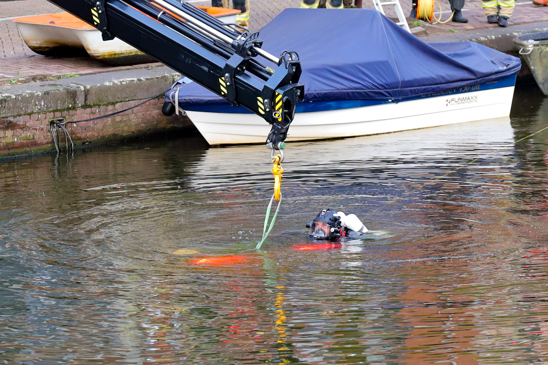 Elektrische auto belandt in het water in Amsterdam