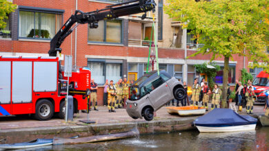 Elektrische auto belandt in het water in Amsterdam