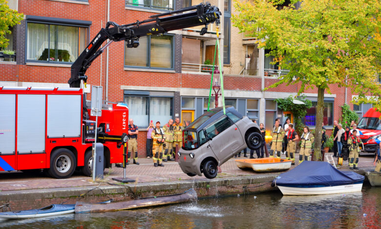 Elektrische auto belandt in het water in Amsterdam