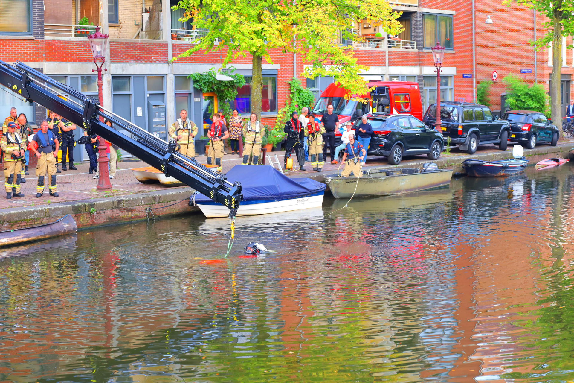 Elektrische auto belandt in het water in Amsterdam
