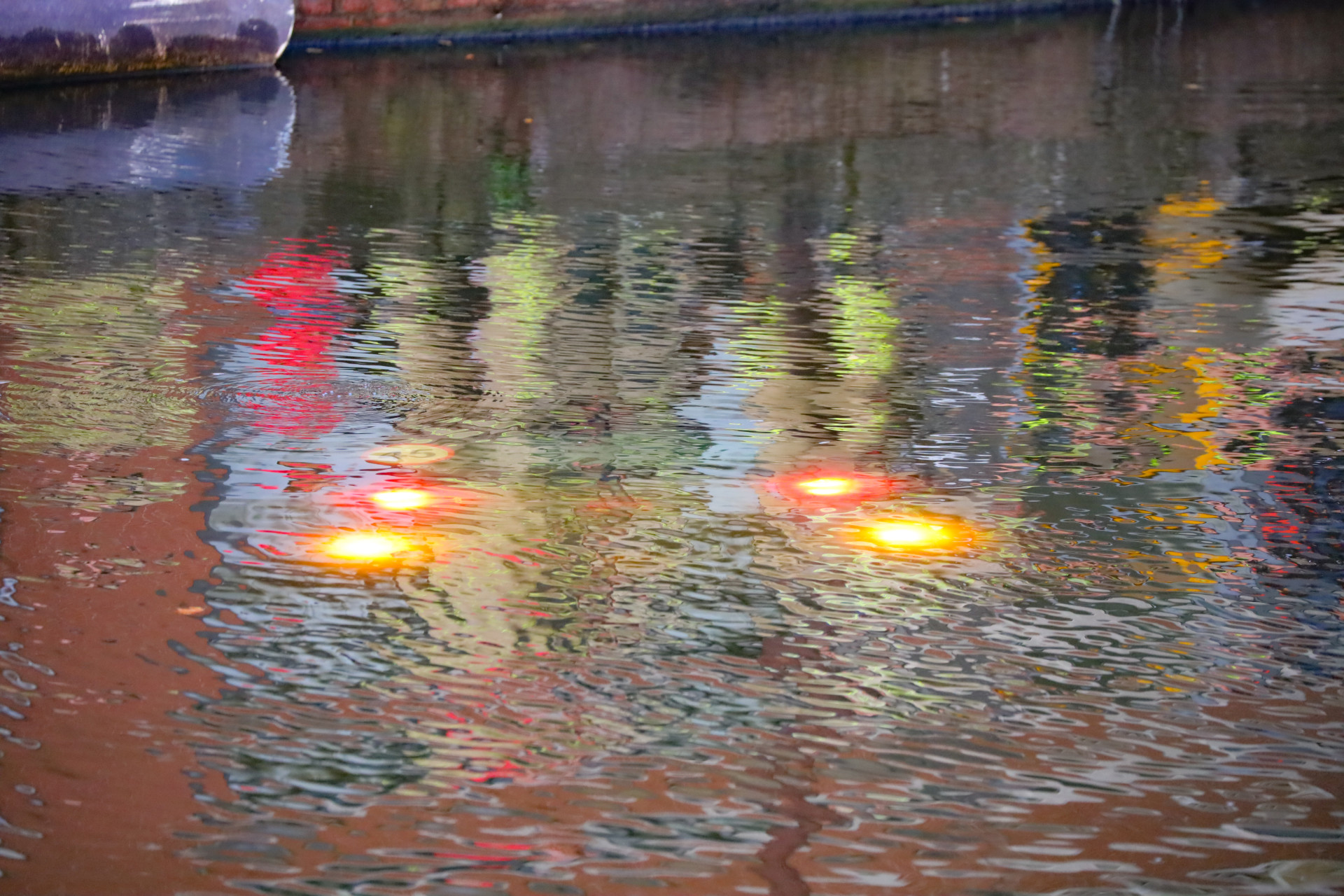 Elektrische auto belandt in het water in Amsterdam
