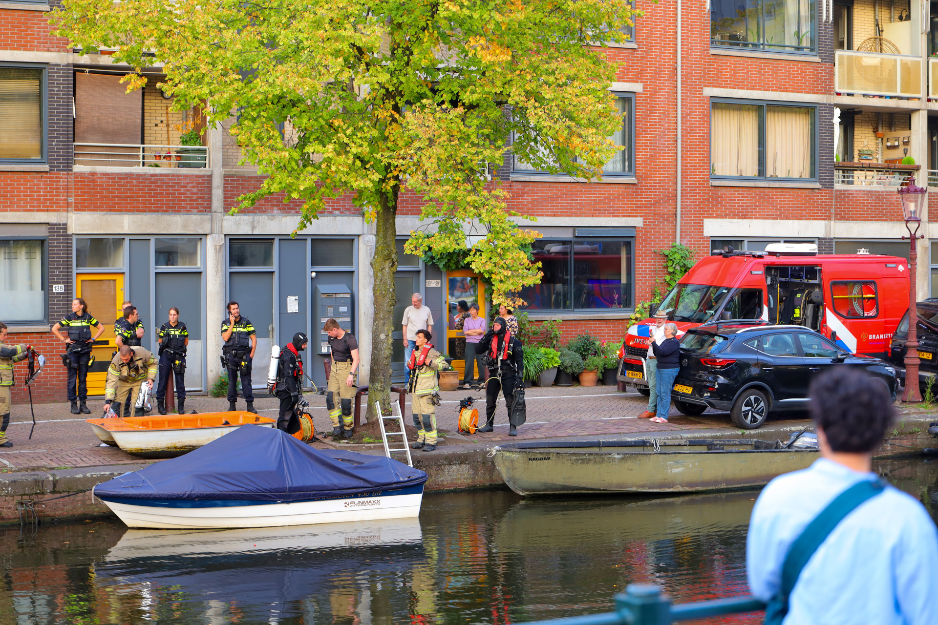 Elektrische auto belandt in het water in Amsterdam
