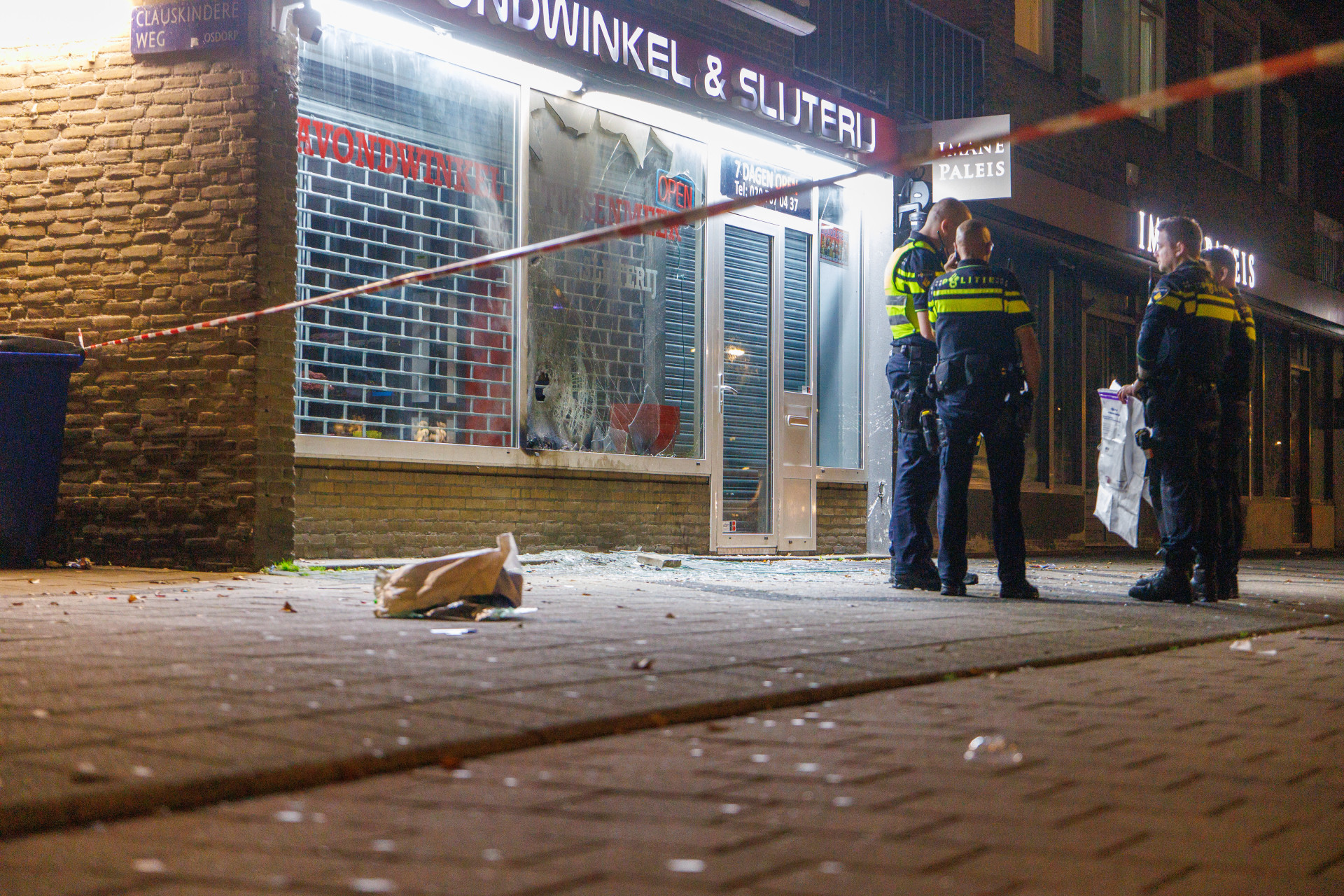 Explosief ontploft bij winkel met geldautomaat in Amsterdam