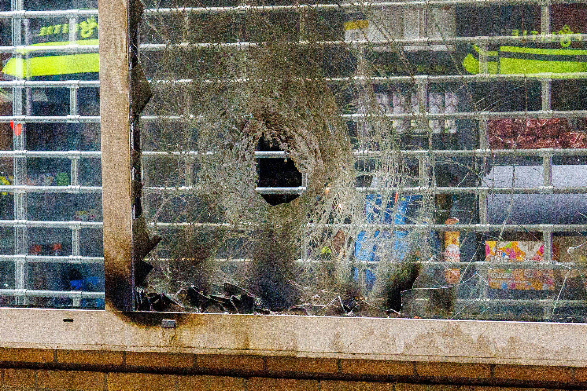 Explosief ontploft bij winkel met geldautomaat in Amsterdam