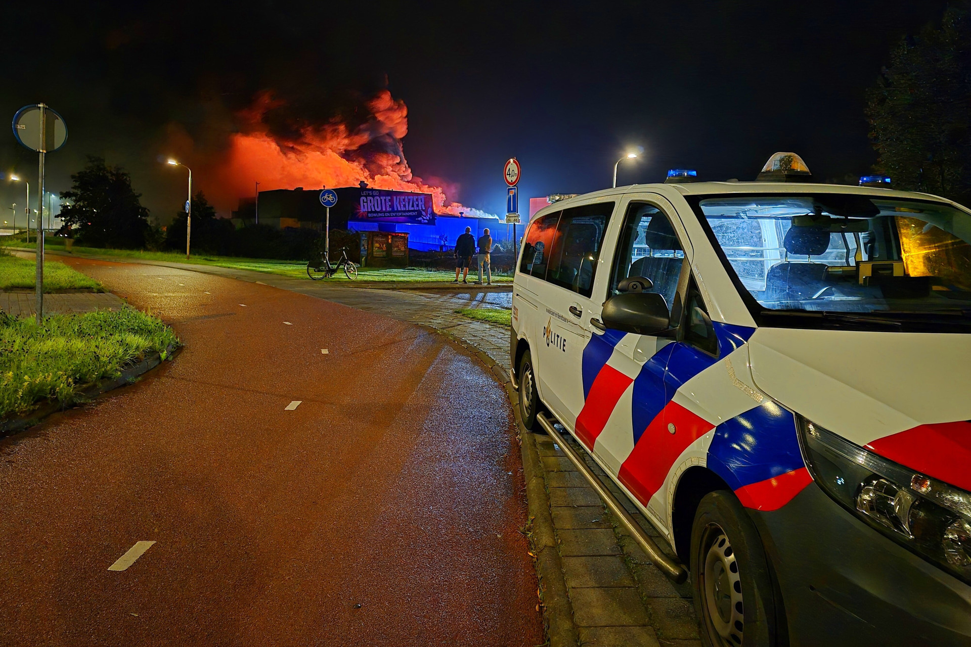 Vlammen slaan uit bowlingcentrum in Leeuwarden