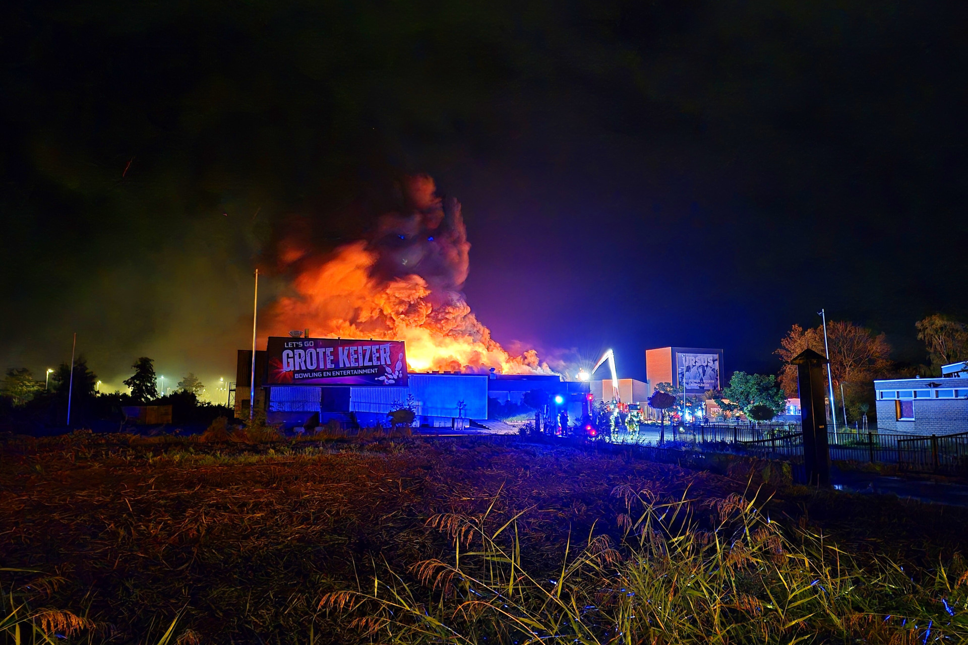 Vlammen slaan uit bowlingcentrum in Leeuwarden