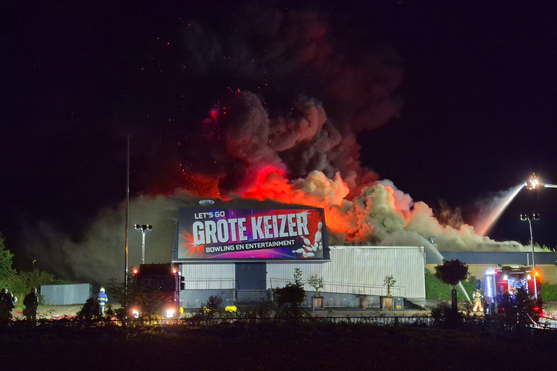 Vlammen slaan uit bowlingcentrum in Leeuwarden