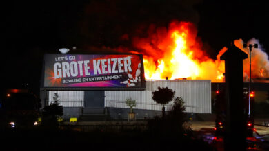 Vlammen slaan uit bowlingcentrum in Leeuwarden