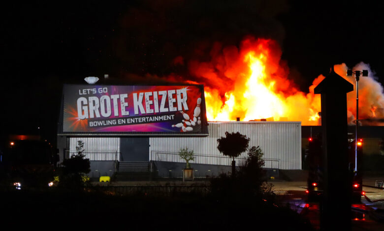Vlammen slaan uit bowlingcentrum in Leeuwarden