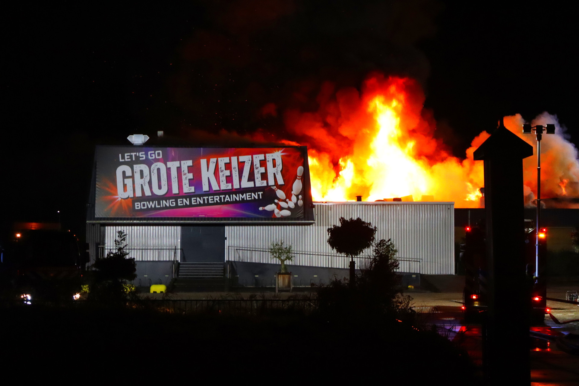 Vlammen slaan uit bowlingcentrum in Leeuwarden