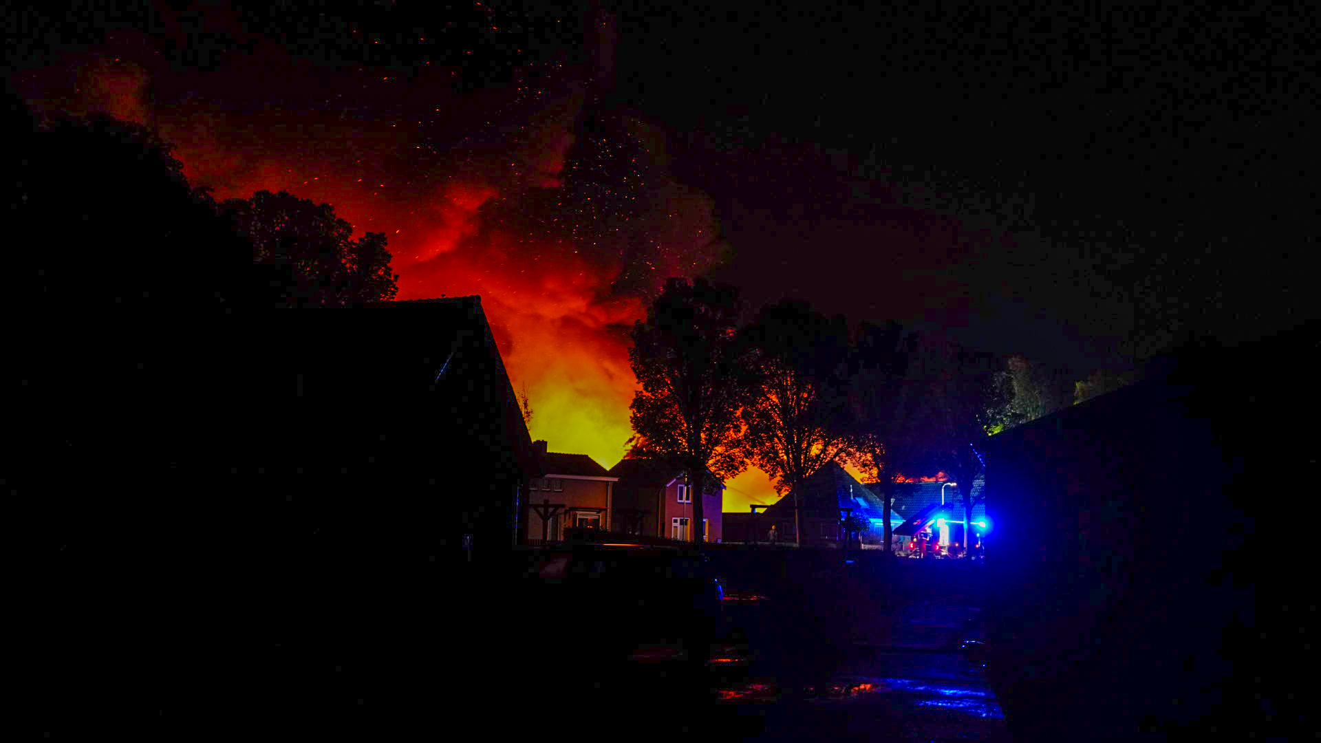 Zeer grote uitslaande brand in loods Lambertschaag.