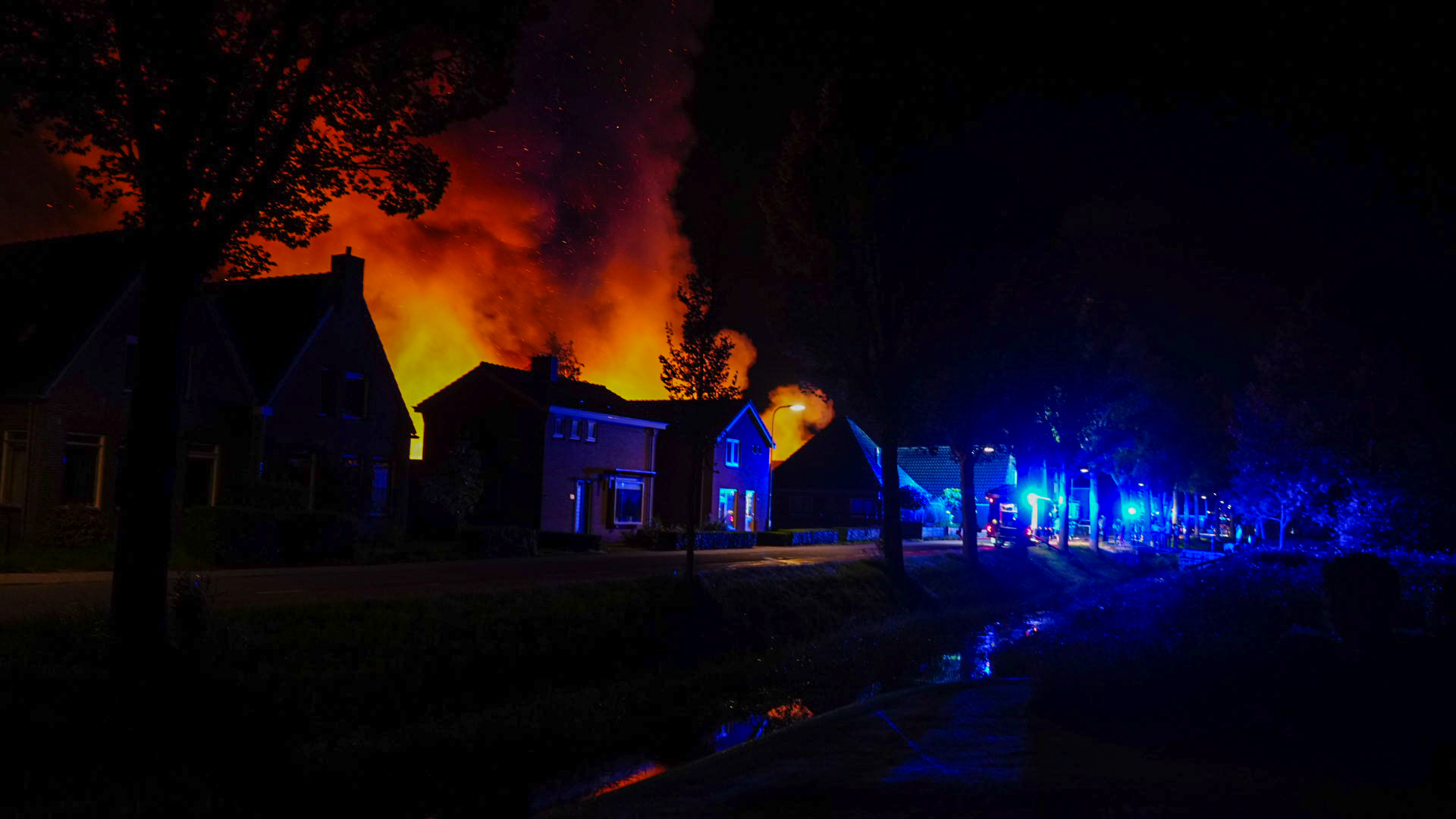 Zeer grote uitslaande brand in loods Lambertschaag.