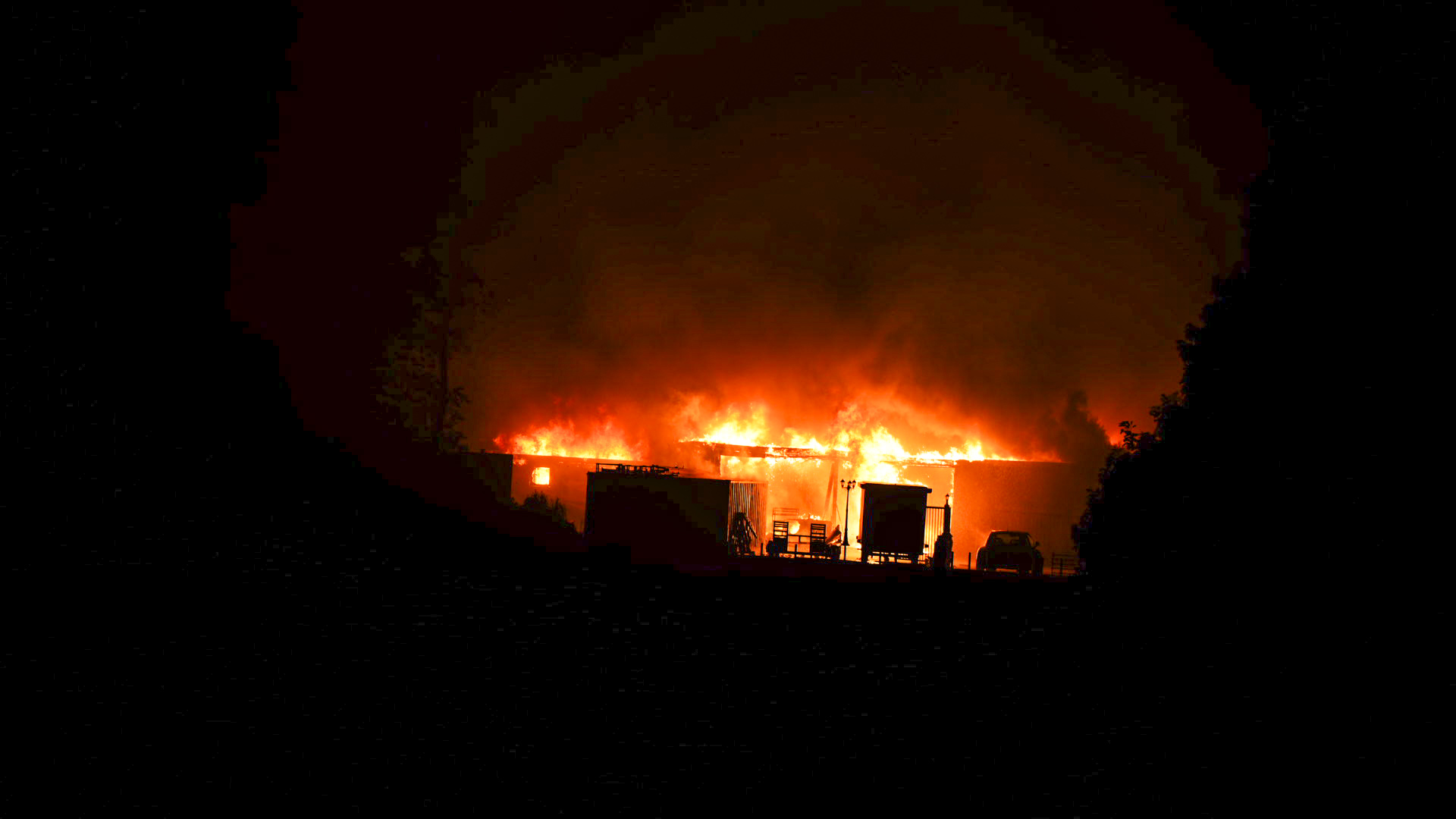 Zeer grote uitslaande brand in loods Lambertschaag.