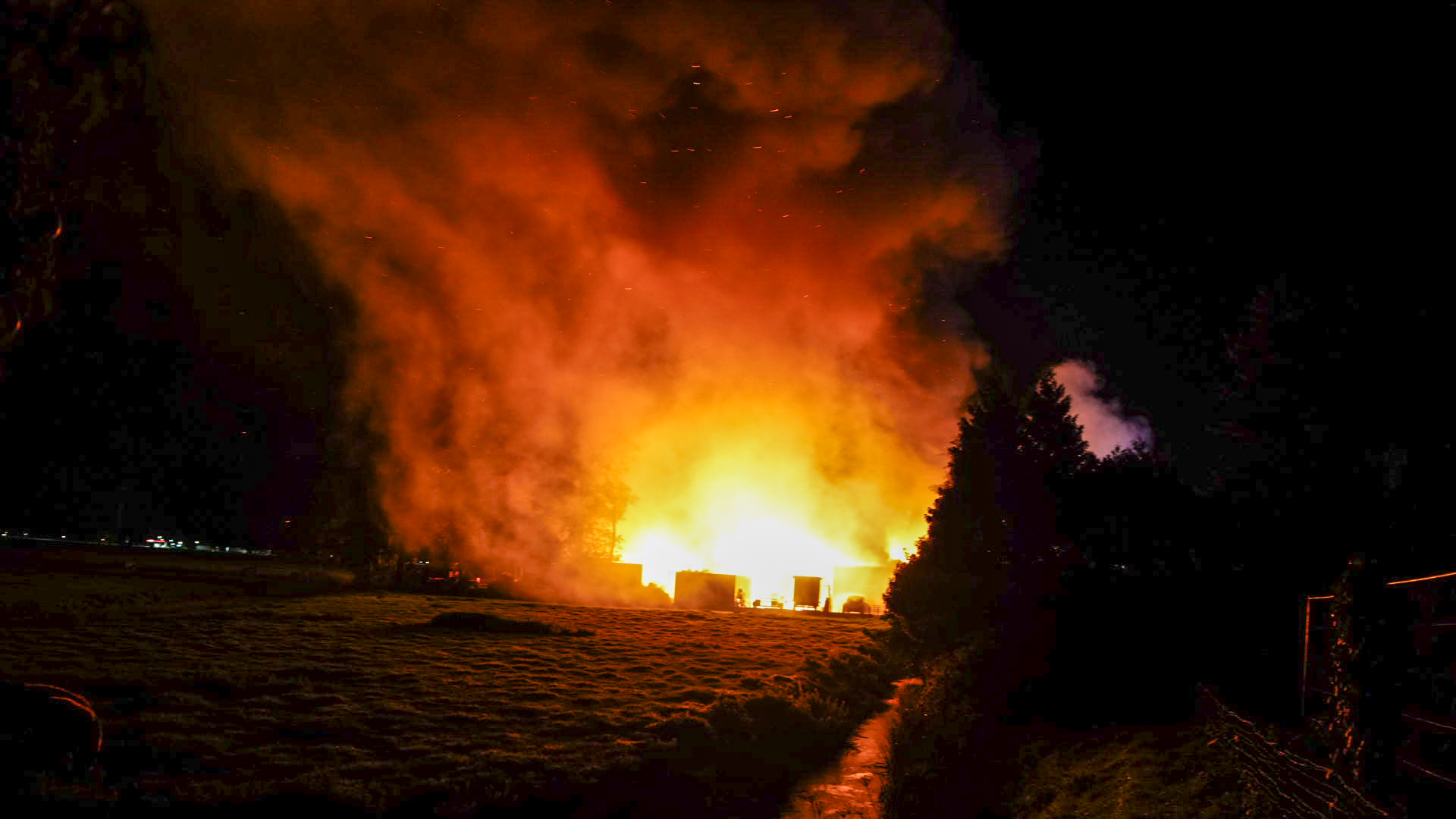 Zeer grote uitslaande brand in loods Lambertschaag.
