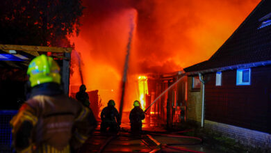 Zeer grote uitslaande brand in loods Lambertschaag.