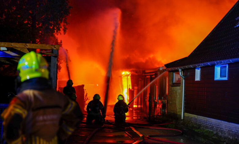 Zeer grote uitslaande brand in loods Lambertschaag.