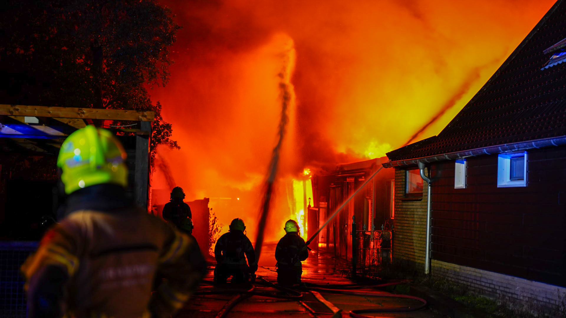 Zeer grote uitslaande brand in loods Lambertschaag.