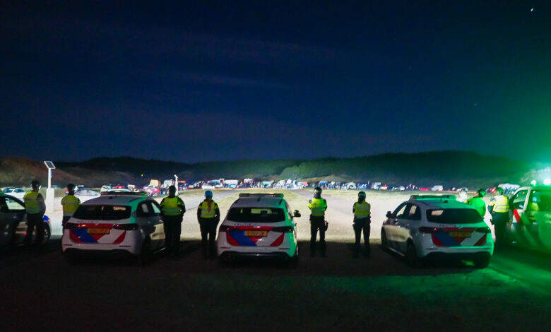 Politie beëindigd illegale raveparty met honderden bezoekers in duinen