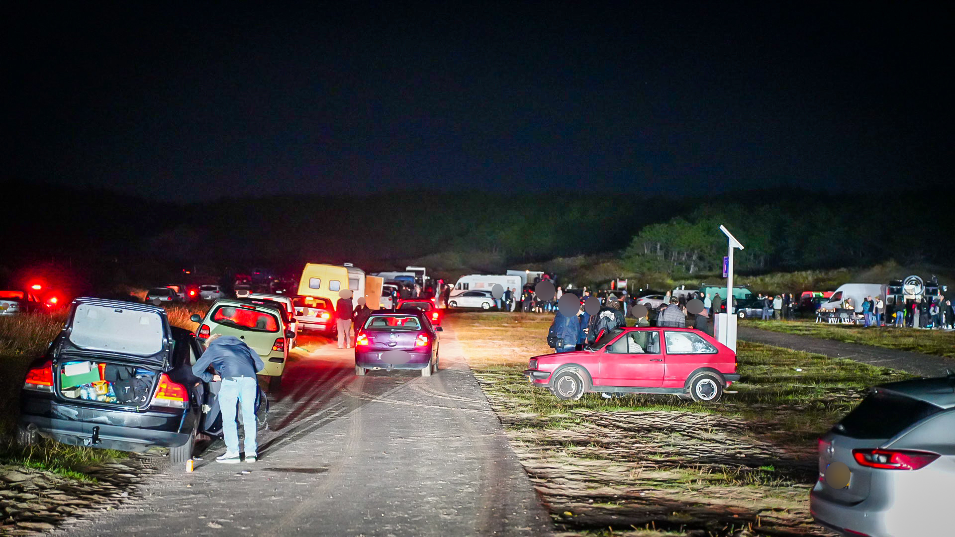 Politie beëindigd illegale raveparty met honderden bezoekers in duinen