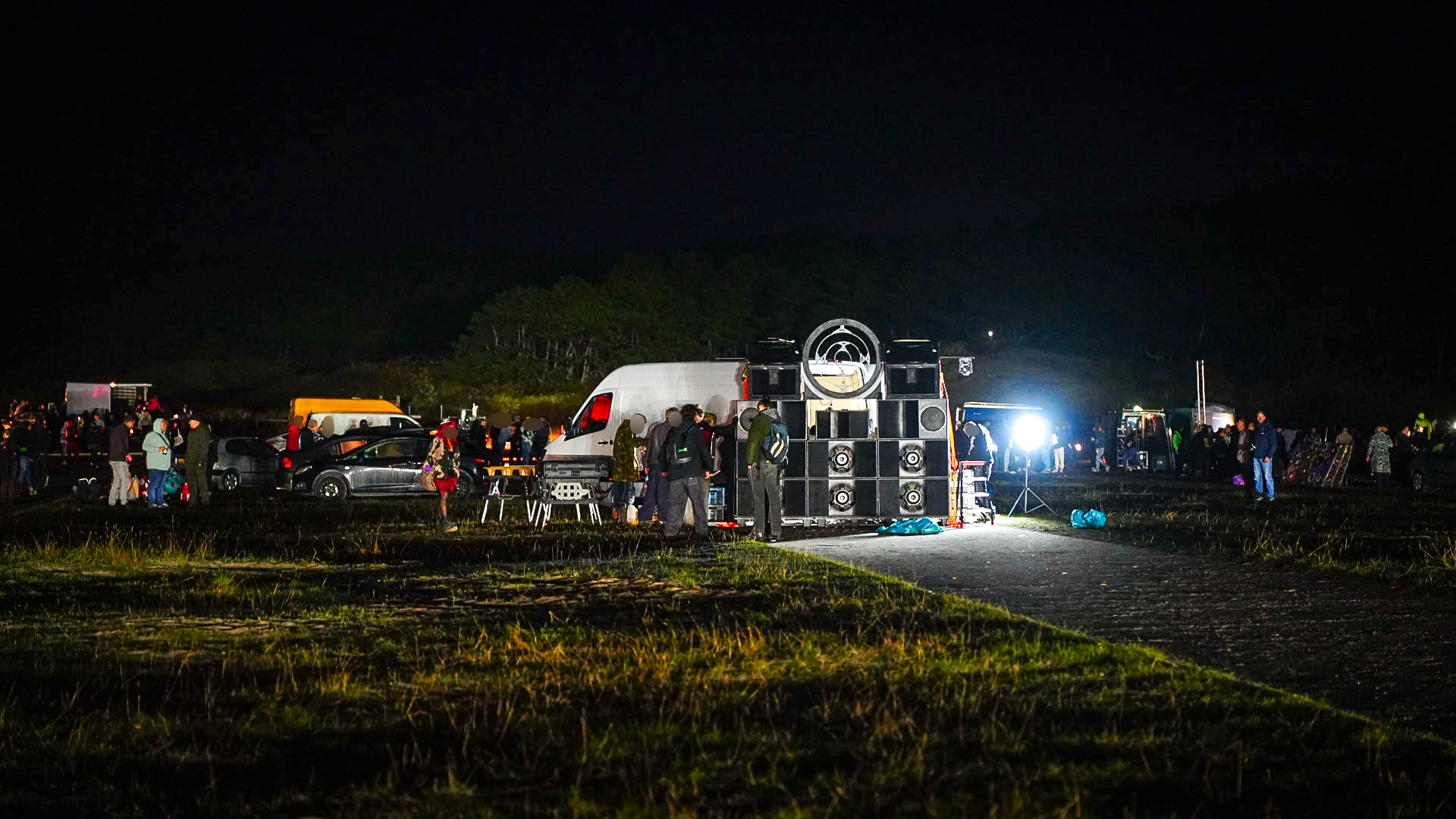 Politie beëindigd illegale raveparty met honderden bezoekers in duinen