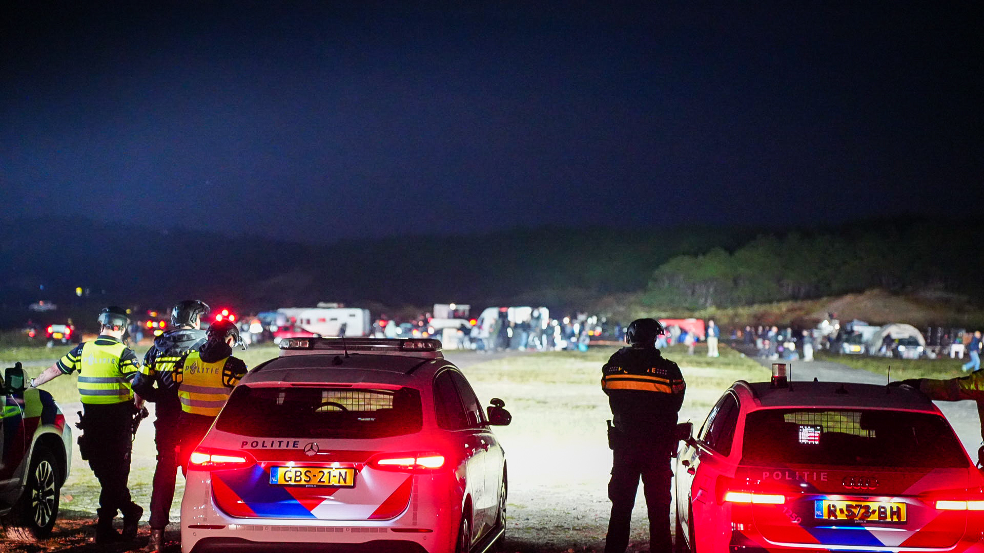 Politie beëindigd illegale raveparty met honderden bezoekers in duinen
