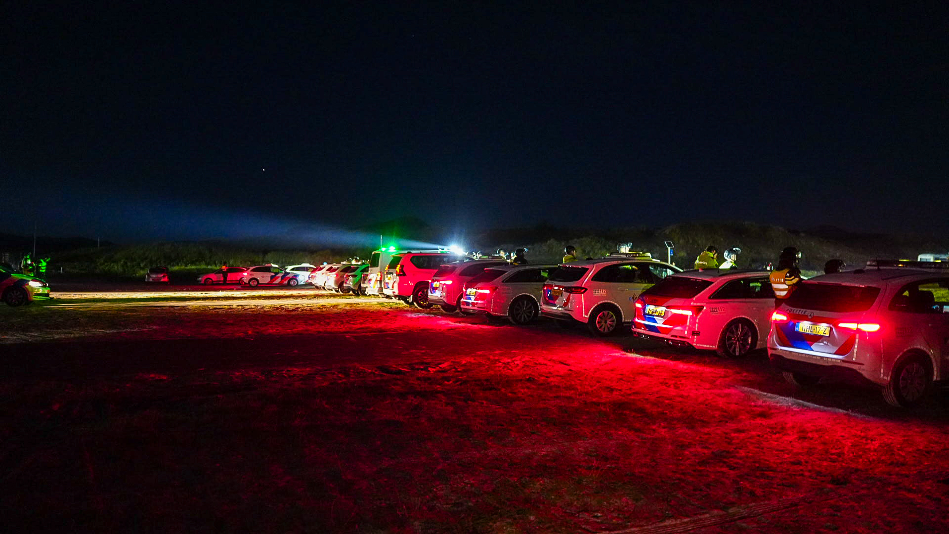 Politie beëindigd illegale raveparty met honderden bezoekers in duinen