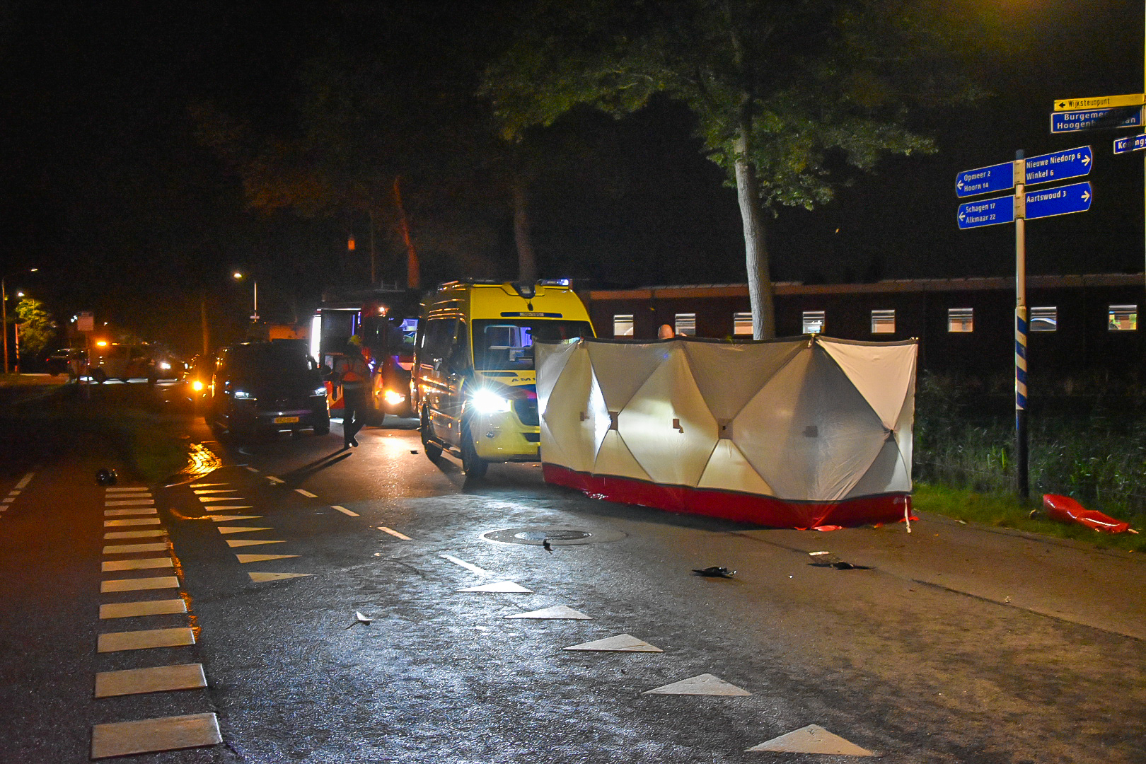 Motorrijder zwaargewond na aanrijding met boom in Hoogwoud