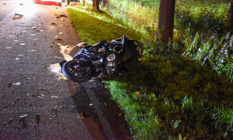 Motorrijder zwaargewond na aanrijding met boom in Hoogwoud