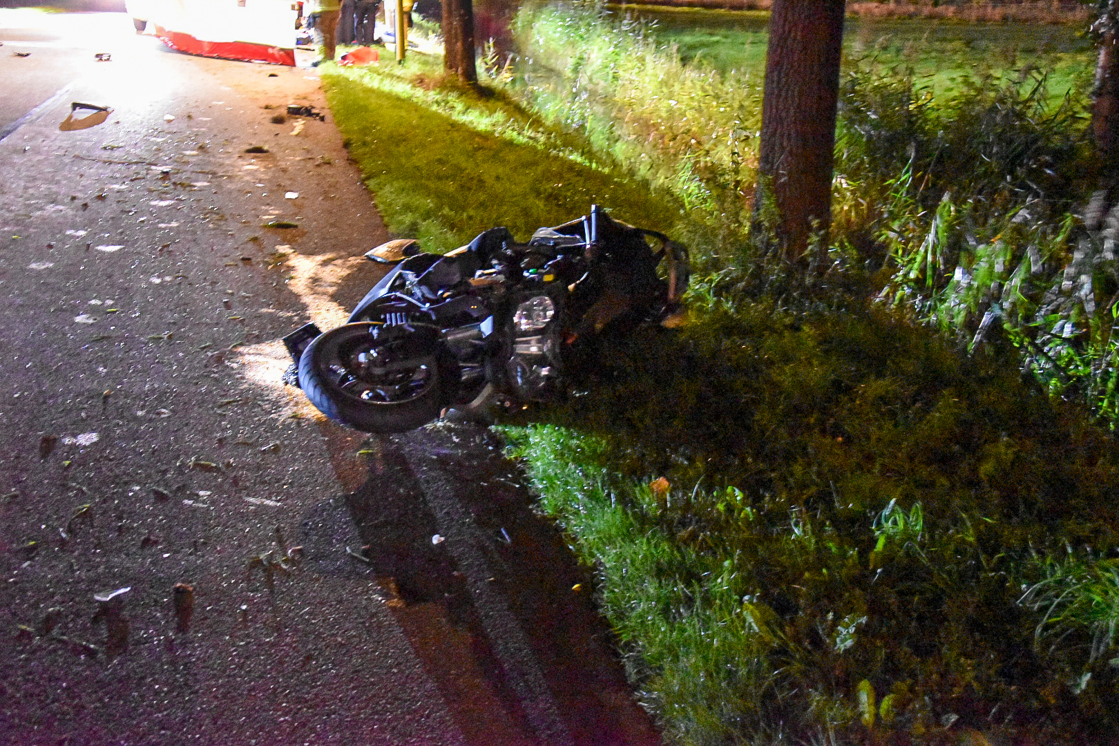 Motorrijder zwaargewond na aanrijding met boom in Hoogwoud