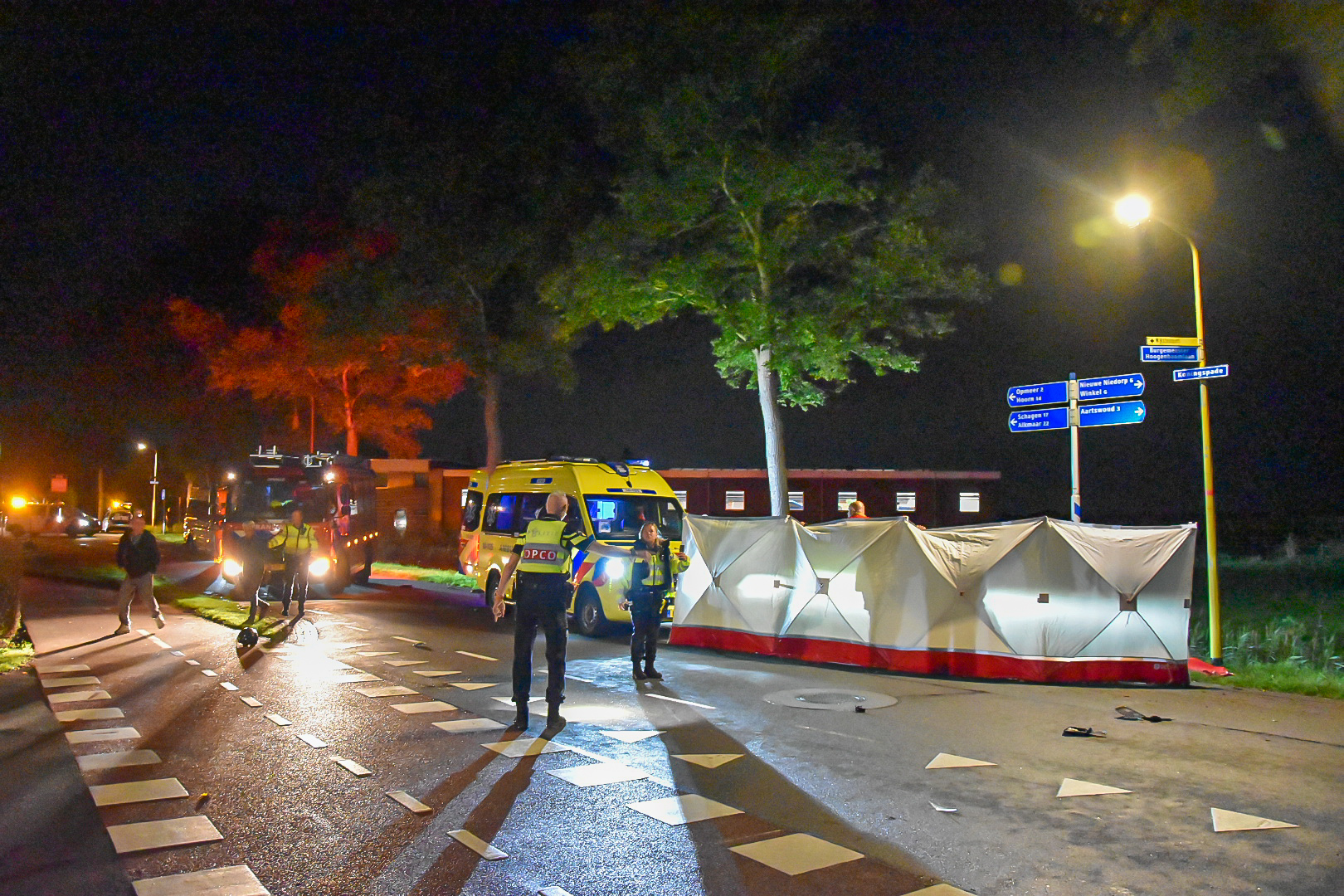 Motorrijder zwaargewond na aanrijding met boom in Hoogwoud