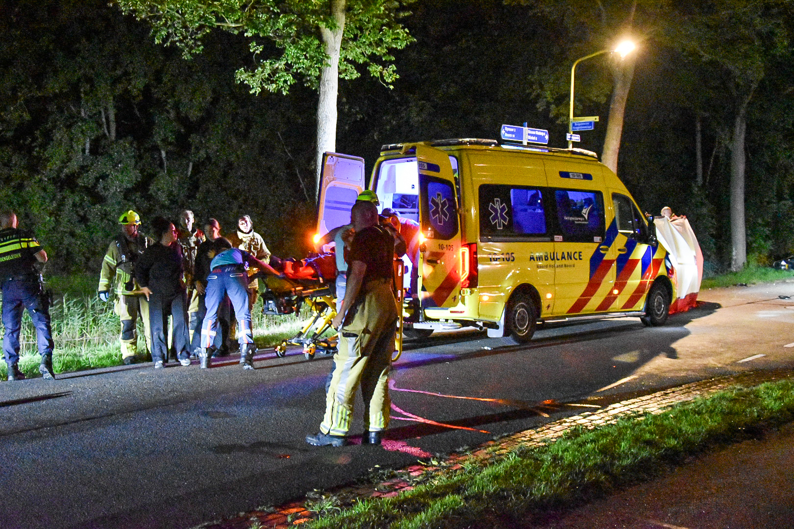 Motorrijder zwaargewond na aanrijding met boom in Hoogwoud