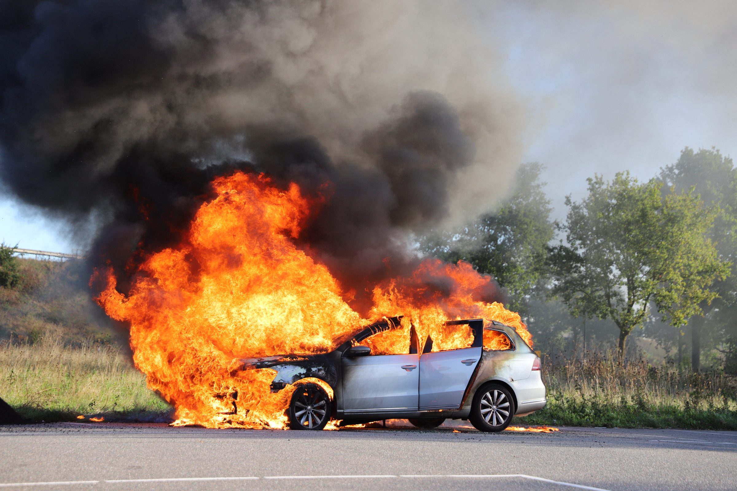 Auto volledig uitgebrand op carpoolplaats langs A1 in Apeldoorn