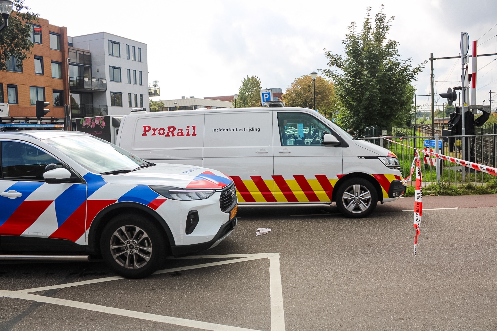 Persoon zwaargewond na aanrijding met trein in Den Dolder; treinverkeer stilgelegd