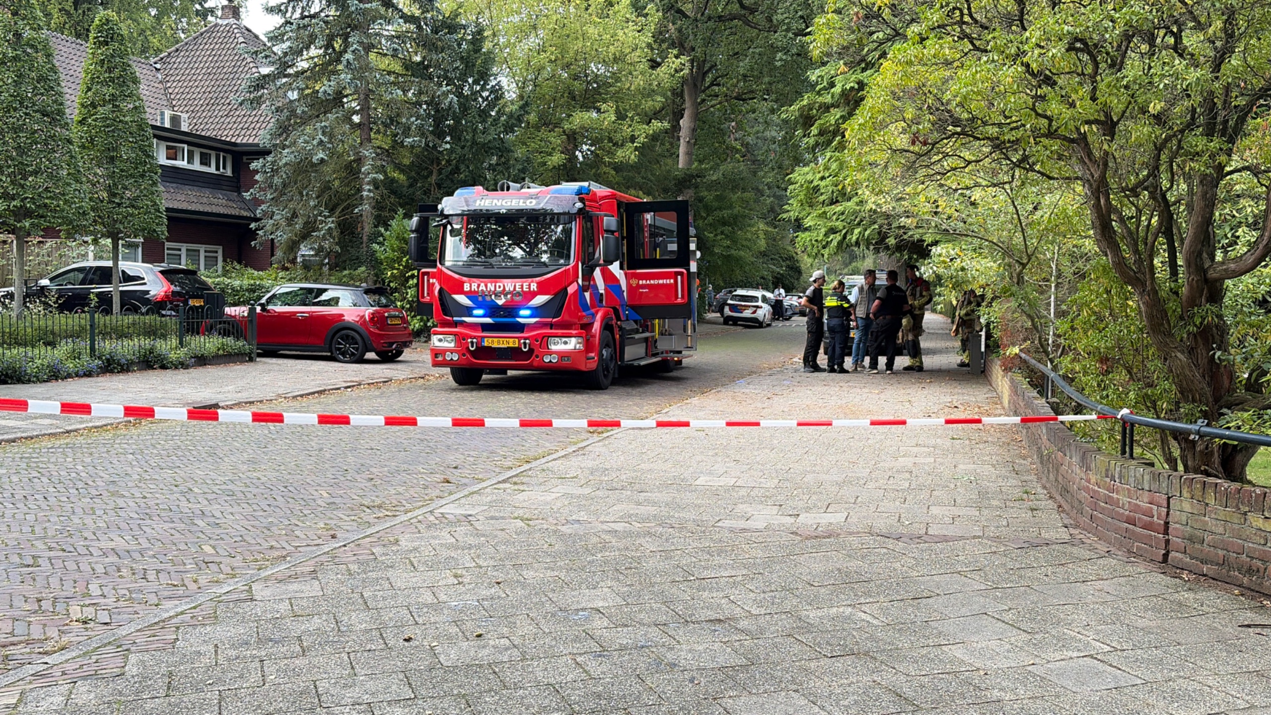Gasleiding geraakt bij plaatsen van laadpaal; straat afgesloten