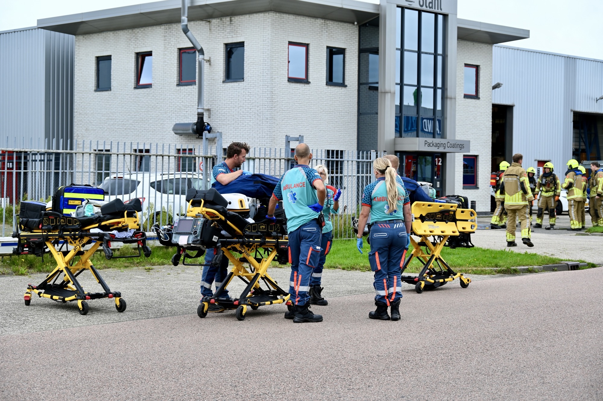 Hulpdiensten massaal uitgerukt voor zware THV-melding met gevaarlijke stoffen in Zwaag