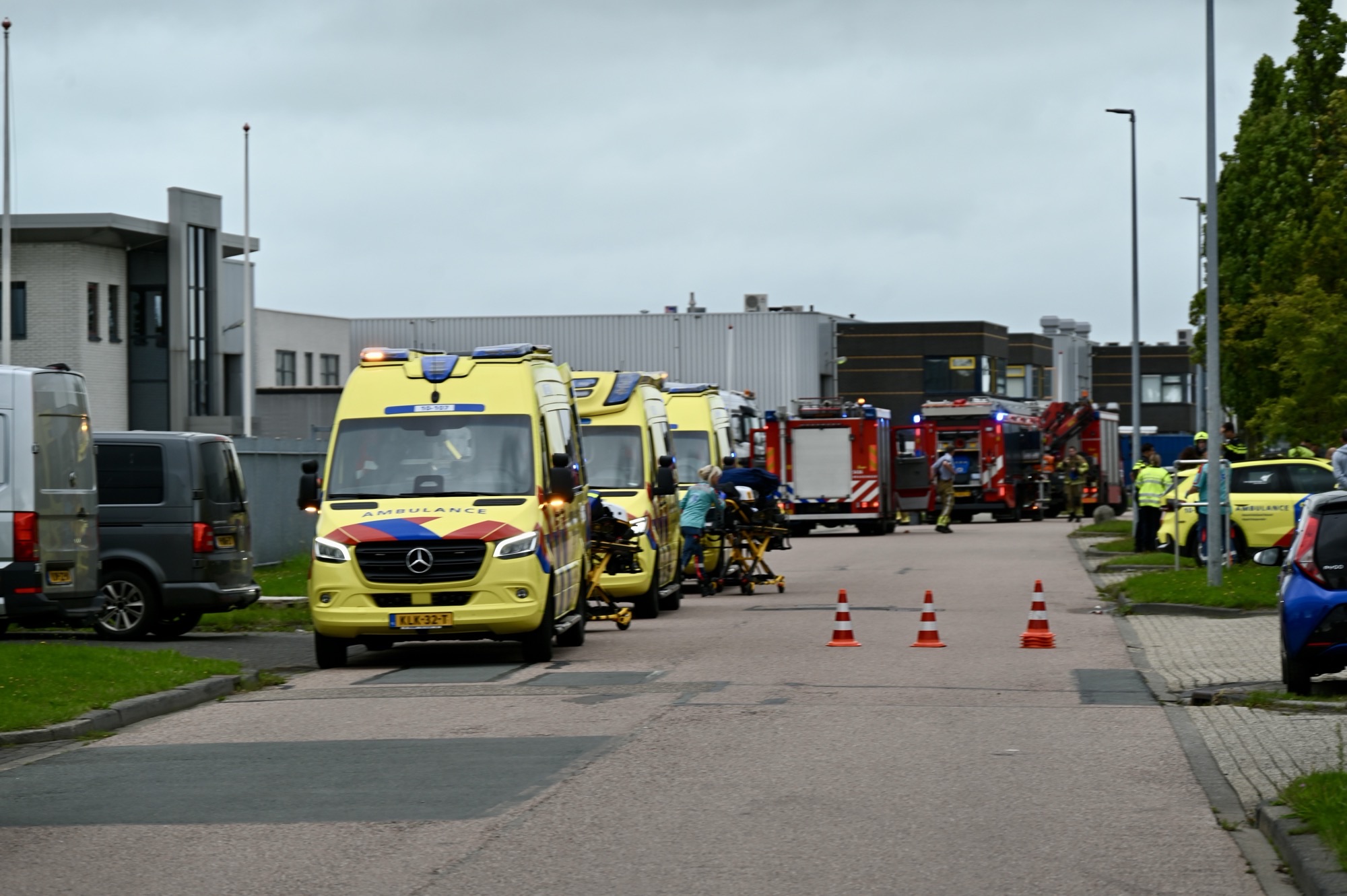 Hulpdiensten massaal uitgerukt voor zware THV-melding met gevaarlijke stoffen in Zwaag