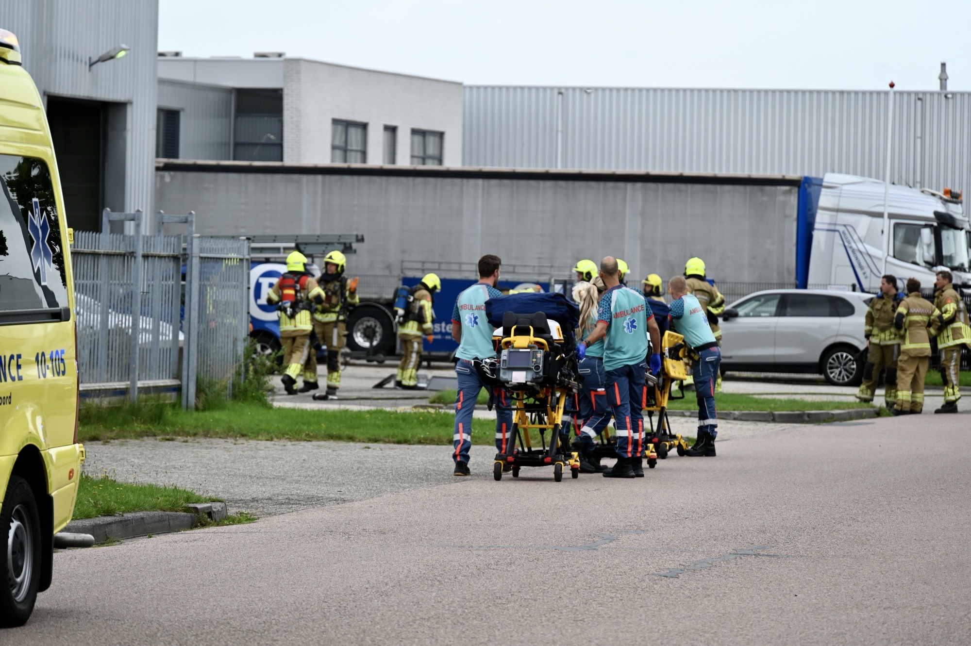 Hulpdiensten massaal uitgerukt voor zware THV-melding met gevaarlijke stoffen in Zwaag