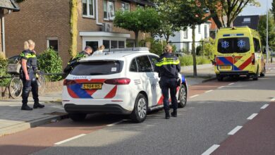 Vrouw valt van fiets, traumateam opgeroepen.