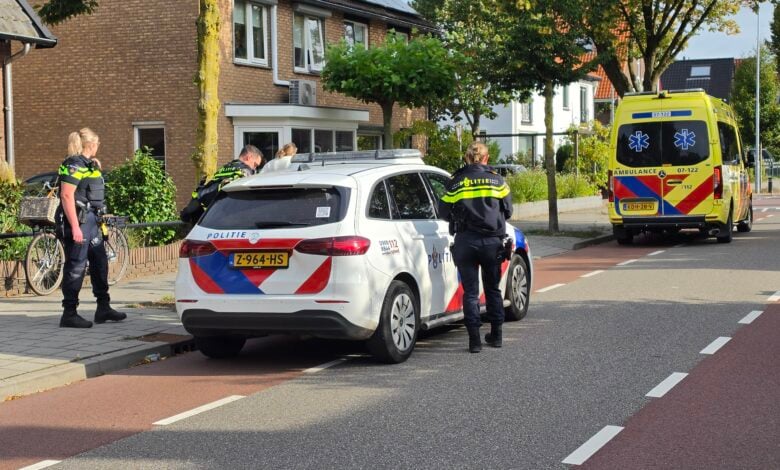 Vrouw valt van fiets, traumateam opgeroepen.