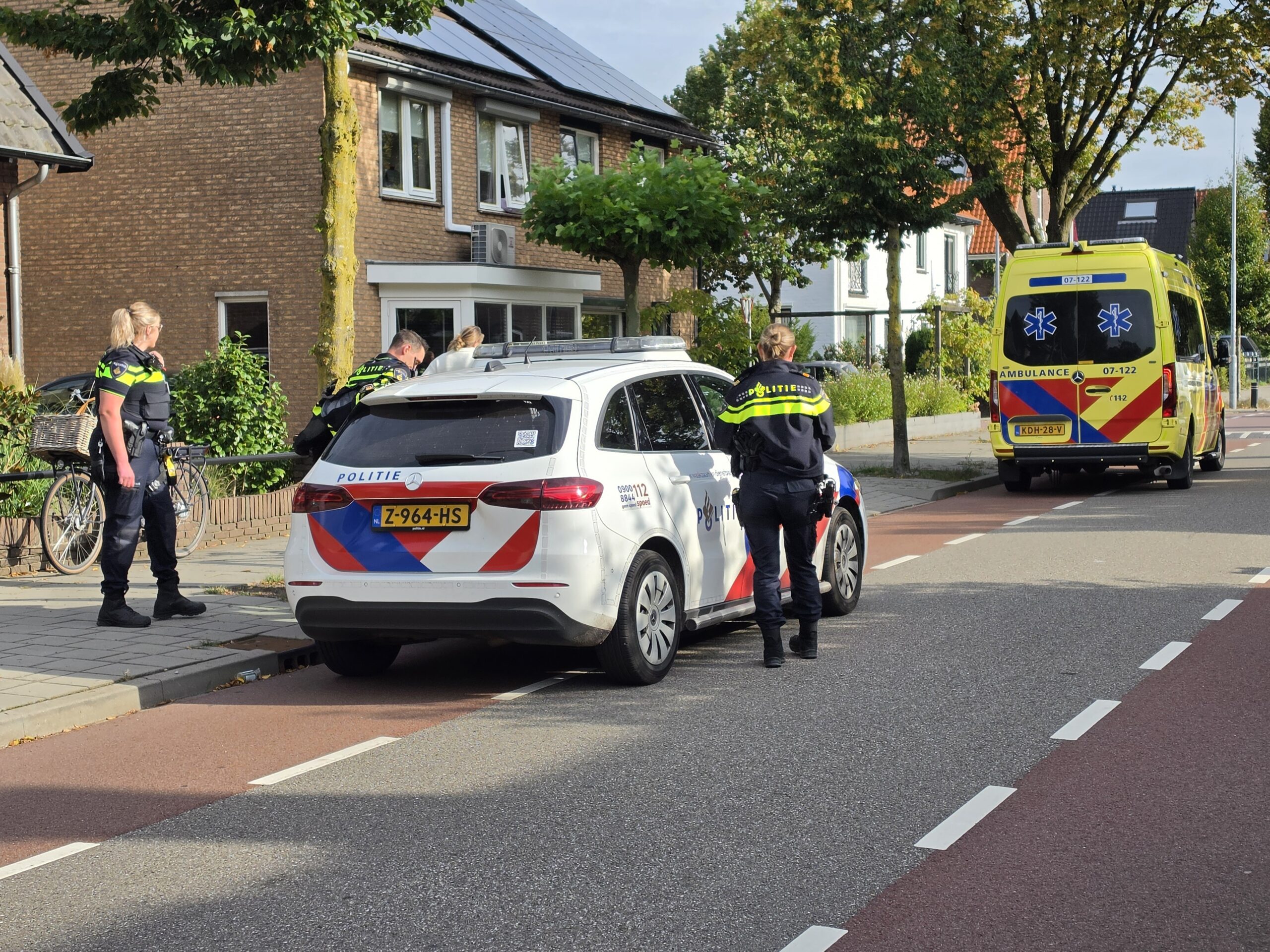 Vrouw valt van fiets, traumateam opgeroepen.