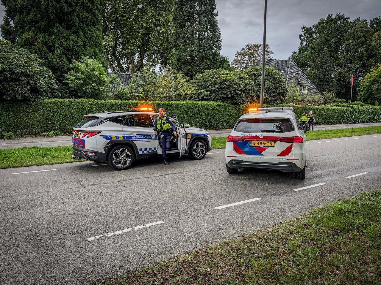 Zwaar ongeval op Hoofdstraat in De Steeg, traumahelikopter opgeroepen