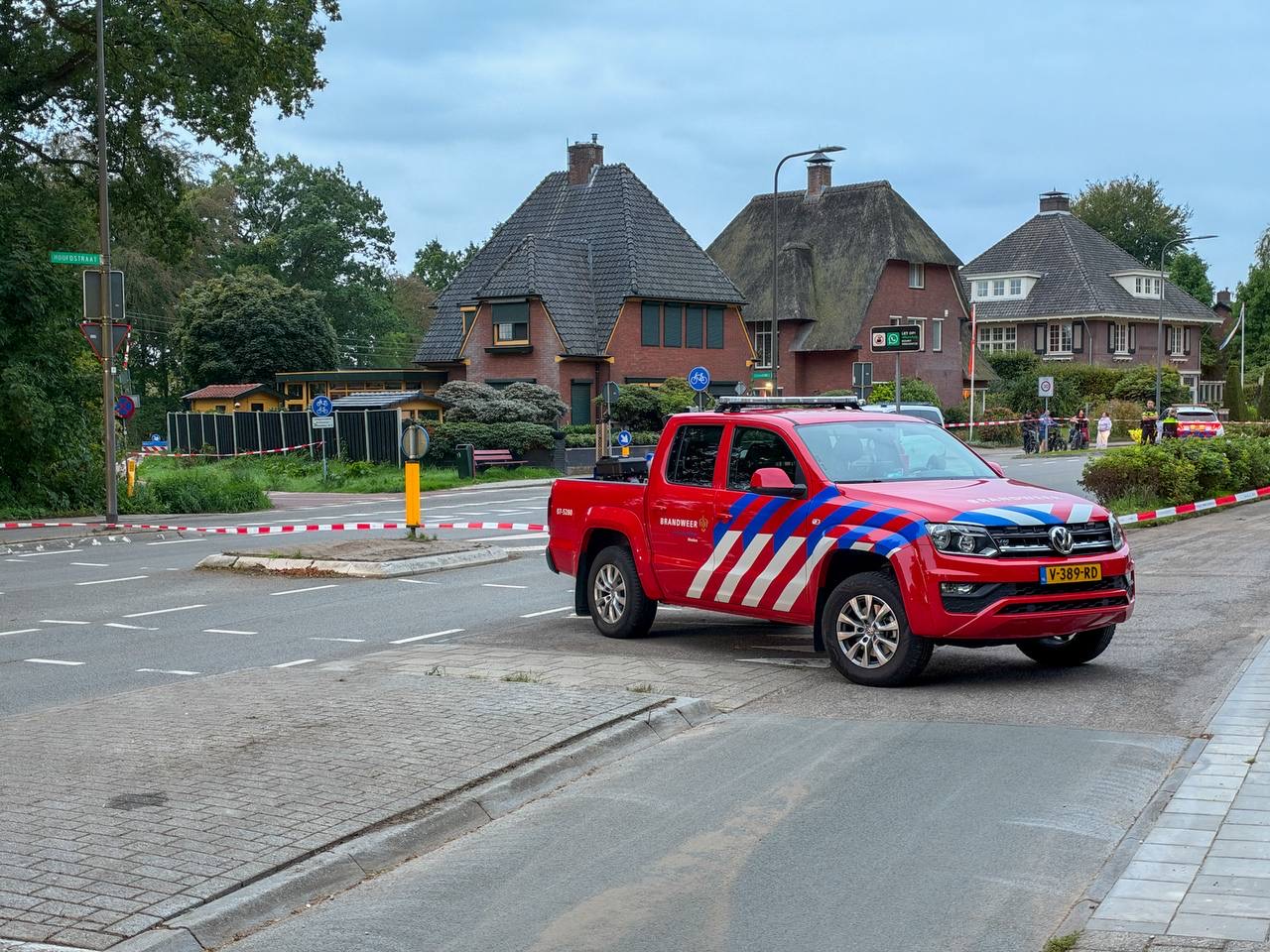Zwaar ongeval op Hoofdstraat in De Steeg, traumahelikopter opgeroepen