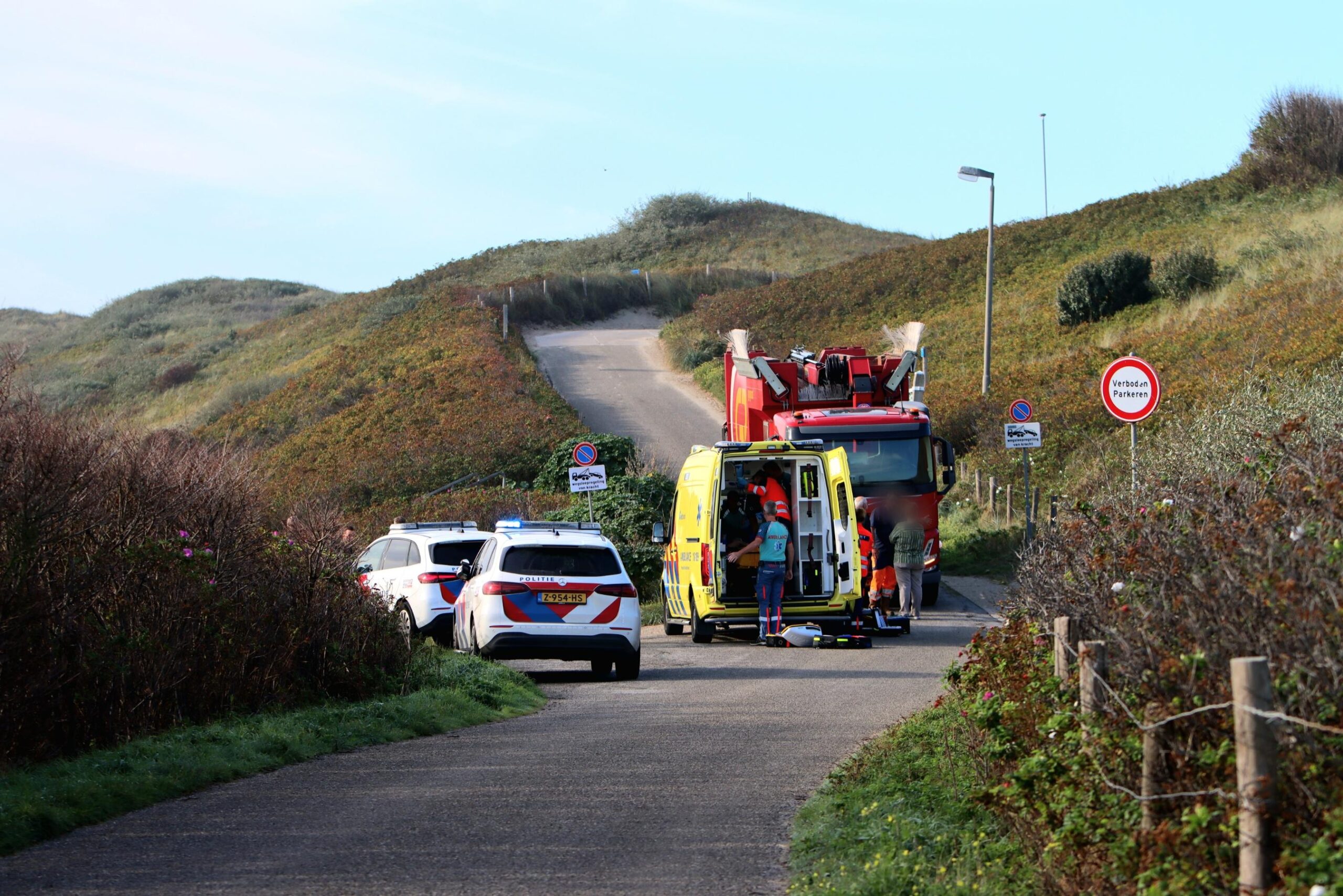 Traumahelikopter landt na ongeval aan Lepelaarsweg in Callantsoog
