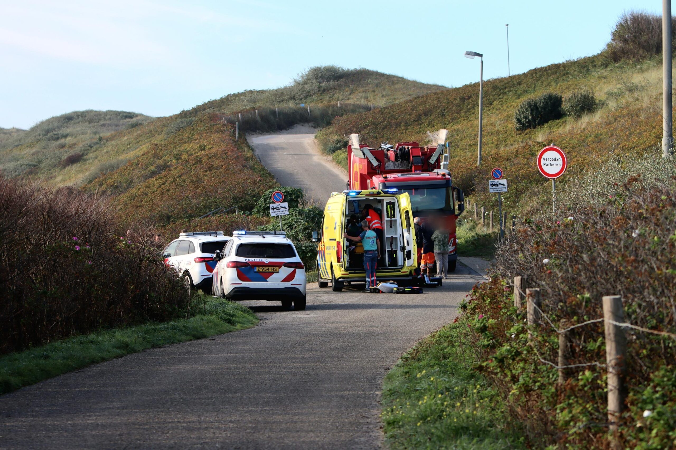 Traumahelikopter landt na ongeval aan Lepelaarsweg in Callantsoog