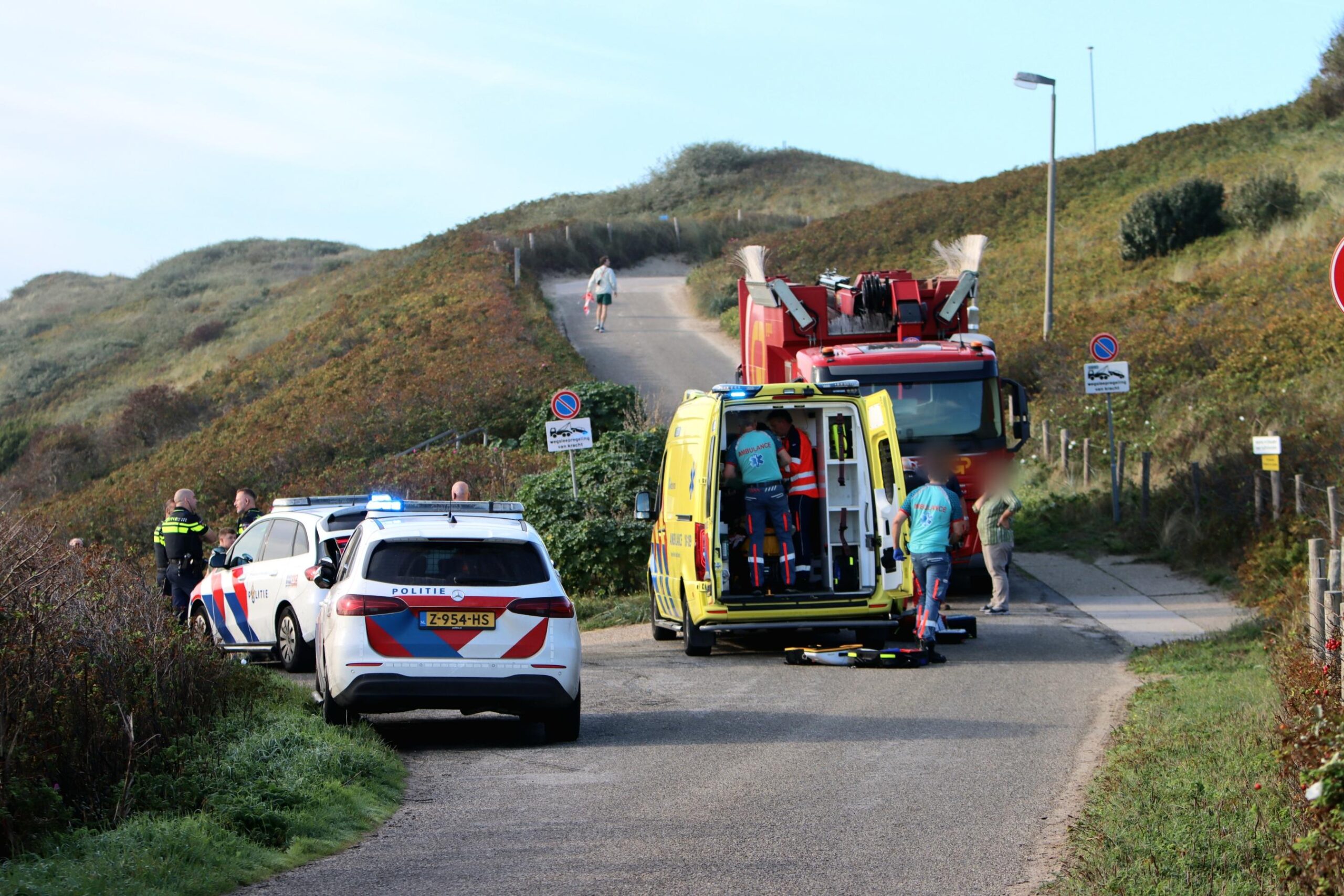 Traumahelikopter landt na ongeval aan Lepelaarsweg in Callantsoog
