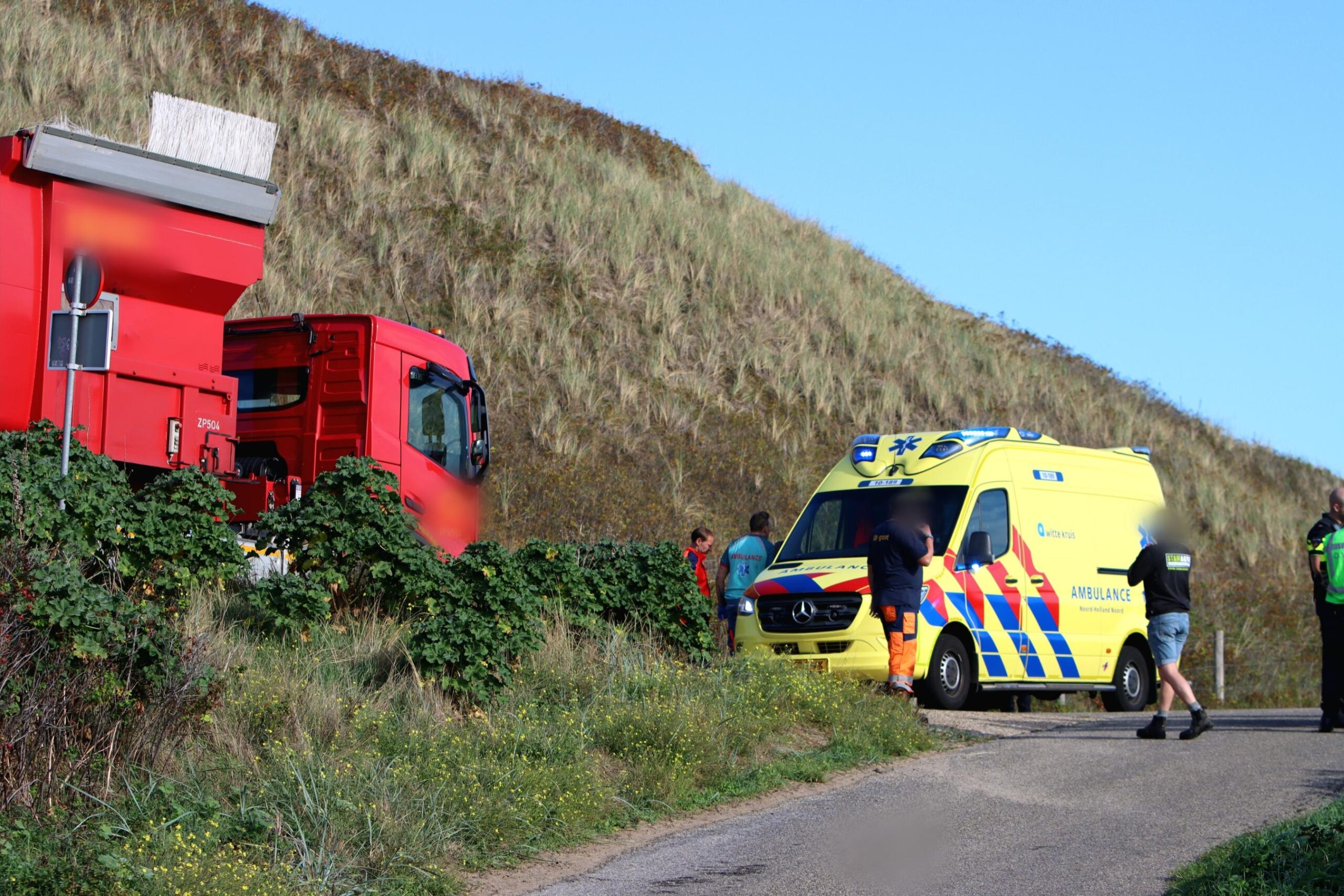 Traumahelikopter landt na ongeval aan Lepelaarsweg in Callantsoog