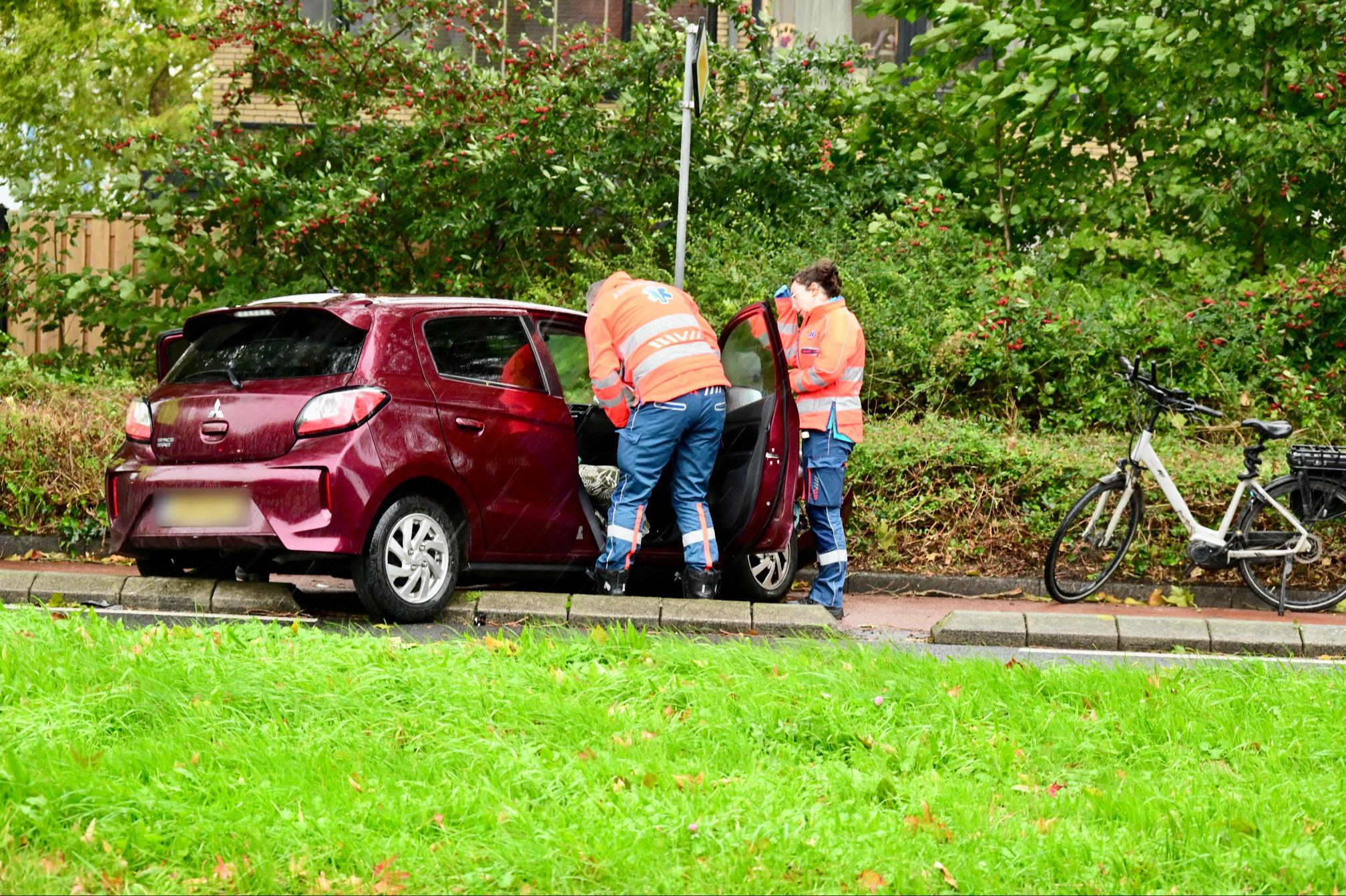 Brandweer bevrijdt inzittenden na zware botsing tussen twee auto’s in Hoorn