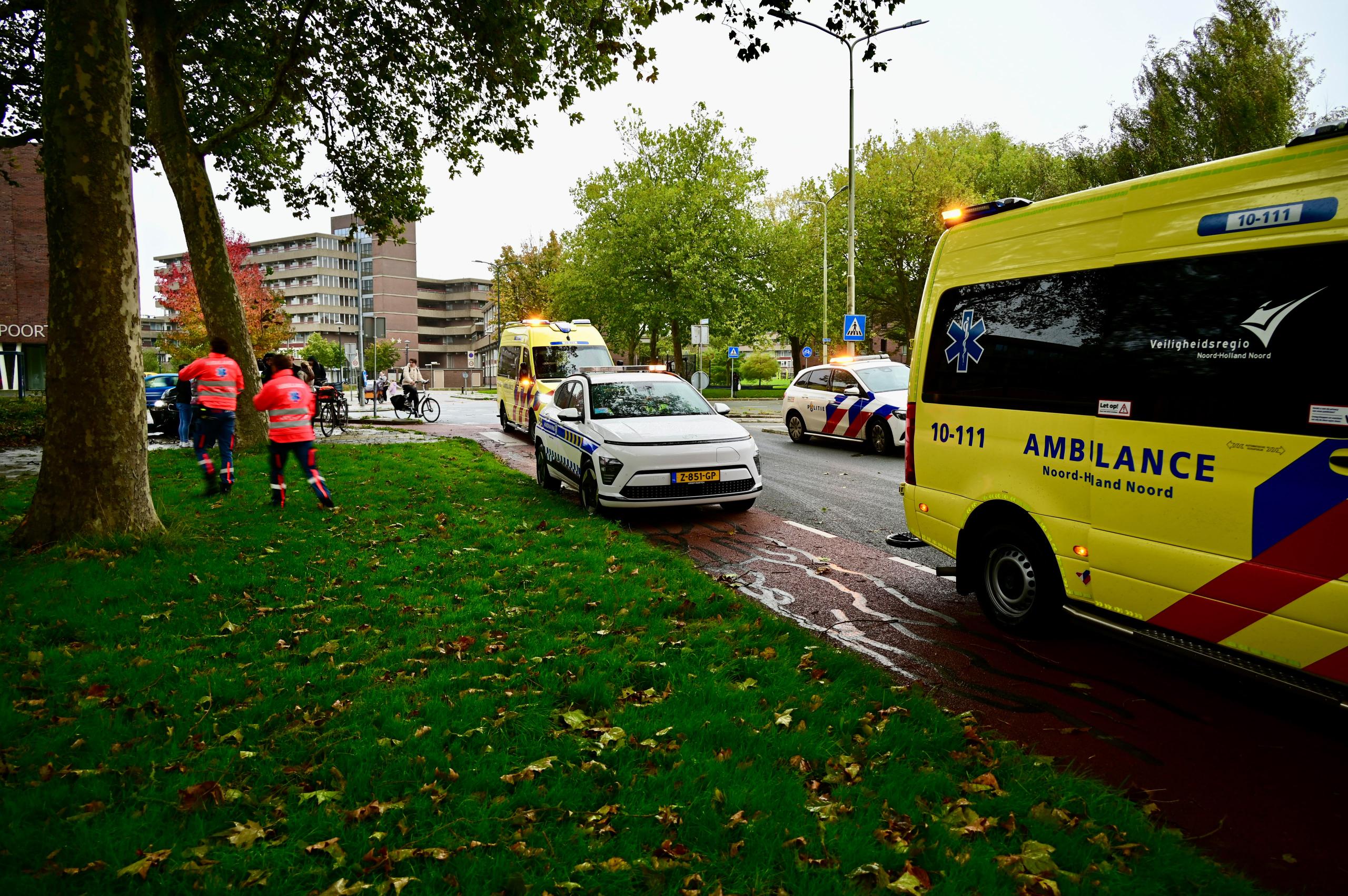 Brandweer bevrijdt inzittenden na zware botsing tussen twee auto’s in Hoorn